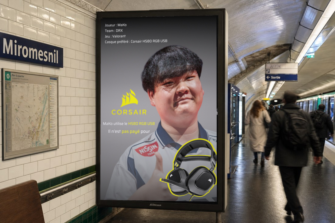Panneau 2m² sur un quai de métro parisien portant l'affiche MaKo